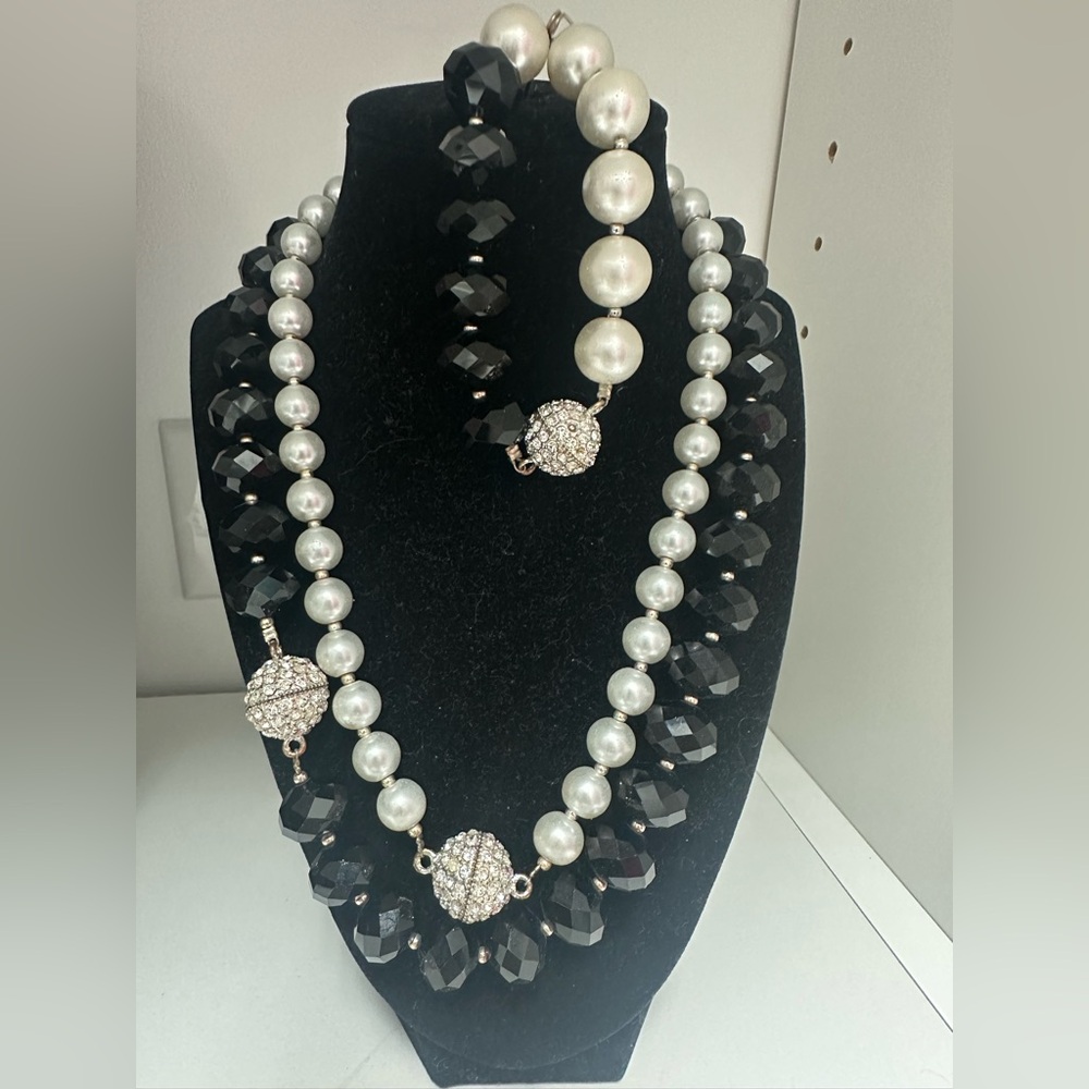 Elegant Black & White Pearl Necklace w/matching bracelet and Magnetic Closures